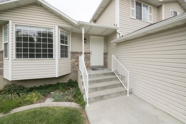 Cost of White Vinyl Siding Replacement in Ellensburg